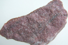 Värillinen (rodoniitti).