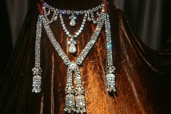 Kuningatar Marie Antoinetten kaulakoru (jäljennös).