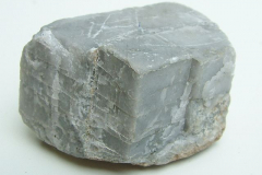 Kolme vinoa lohkosuuntaa (dolomiitti)