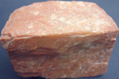 Kaksi lähes kohtisuoraa lohkosuuntaa (kalimaasälpä)