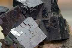 Lyijyhohteen kuutiollista lohkeilua