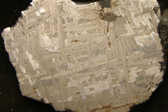 Tässä rautameteoriitissa on havaittavissa Widmanstättenin rakenne.