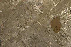 Tässä rautameteoriitissa on havaittavissa Widmanstättenin rakenne.