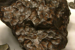 Rautameteoriitin kuoppaista sulamiskuorta.