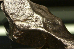 Rautameteoriitin pintaa.