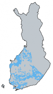 Karta över Finland där de svekofenniska skifferområdena är markerade med ljusblå färg.