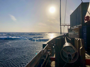 Piston-kaira POLARSTEN-aluksen kannella. Laitetta käytetään sedimenttinäytteiden ottamiseen merenpohjasta. Kuva: Marcus Gutjahr, GEOMAR