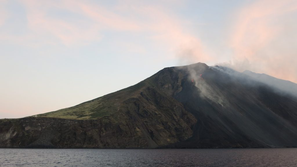 Stromboli on kerrostulivuoren muodostama saari Tyrrhenanmerellä, Sisilian pohjoispuolella Italiassa. Tulivuori on yksi maailman aktiivisimmista, sillä toiminnan tiedetään jatkuneen viimeiset 2000 vuotta. Kuba: Jussi Heinonen.